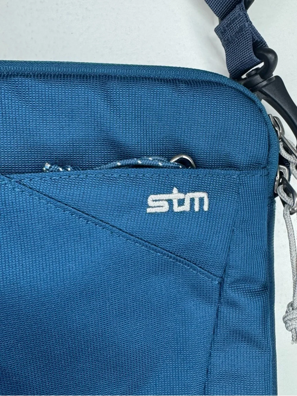 STM Blazer Padded Laptop Electronics Case Bag Storm Blue 9 X 13 EUC Messenger